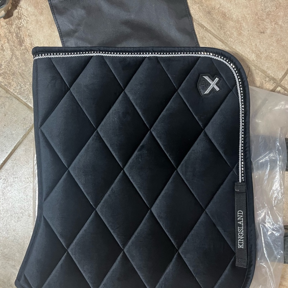 Kingsland velvet pad with crystals